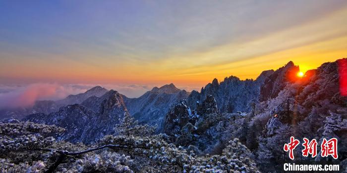 霞光下的黃山雪景 蔡季安 攝