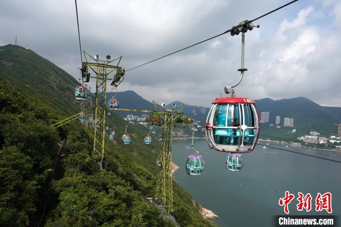 海洋公園將保留具標(biāo)志性的登山纜車和海洋列車。圖為登山纜車?！垷?攝