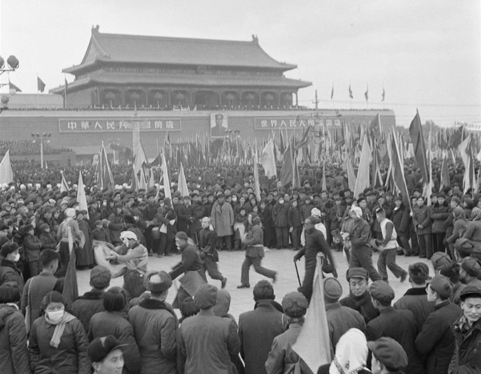 1956年1月15日，北京各界20多萬(wàn)人在天安門(mén)廣場(chǎng)舉行慶祝社會(huì)主義改造勝利聯(lián)歡大會(huì)。新華社發(fā).jpg