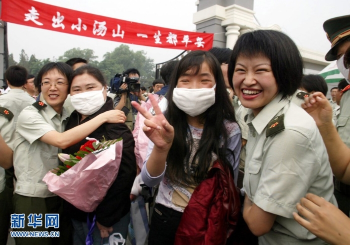 2003年6月20日，小湯山醫(yī)院的最后一批非典治愈者出院時(shí)與醫(yī)務(wù)人員深情告別。新華社記者王建民攝.jpg