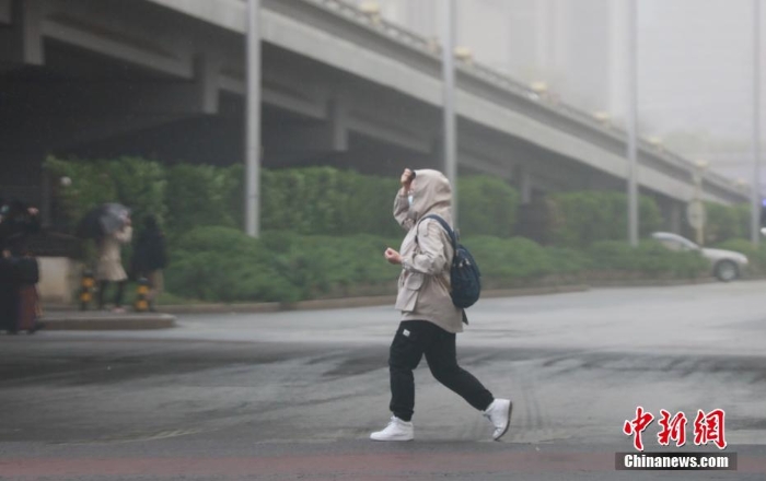 風(fēng)沙雷雨電齊聚 北京天氣很復(fù)雜