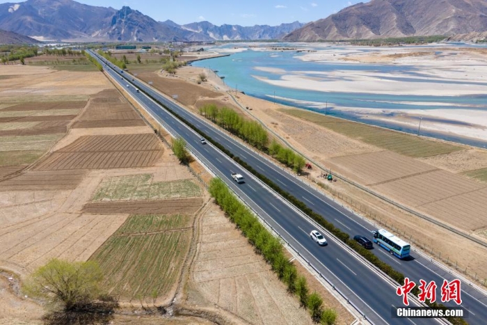 車在畫中走 看大美西藏高等級公路