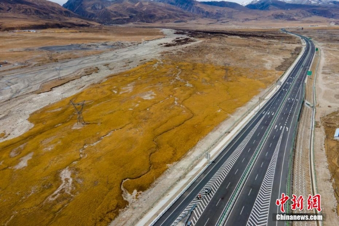 車在畫中走 看大美西藏高等級公路