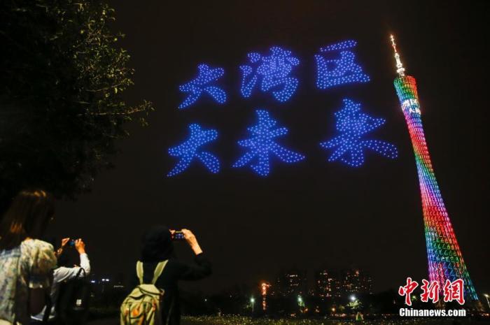 4月19日晚，1000架無人機(jī)組成的天幕光影秀在廣州海心沙上空上演，用科技的方式描繪“大灣區(qū)、大未來”。 <a target='_blank' href='http://www.chinanews.com/'>中新社</a>記者 王駿 攝