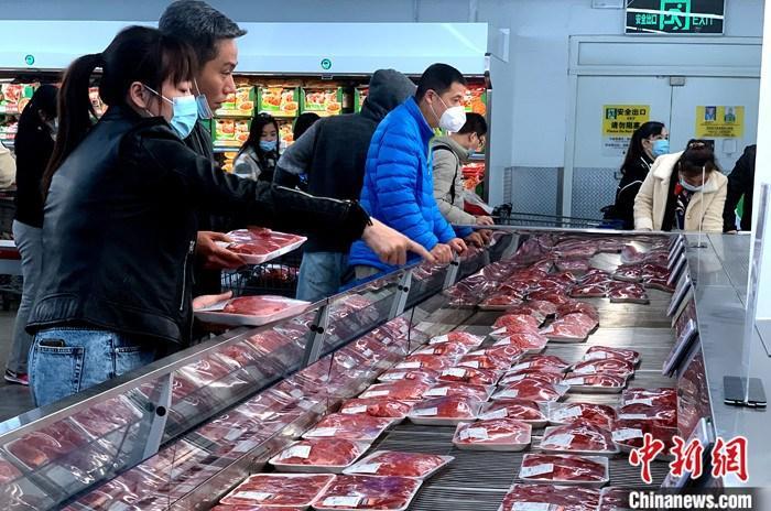 資料圖：福州市民在超市購(gòu)買豬肉。 <a target='_blank' href='http://www.chinanews.com/'>中新社</a>記者 王東明 攝