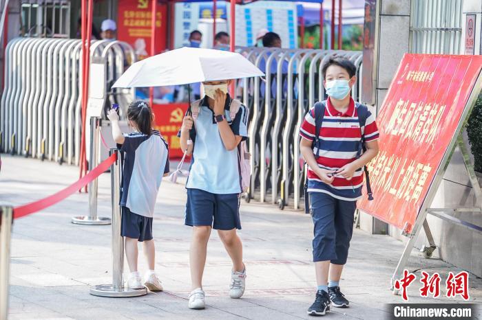 廣西南寧學(xué)生放學(xué)后離開(kāi)校園。(資料圖) 陳冠言 攝