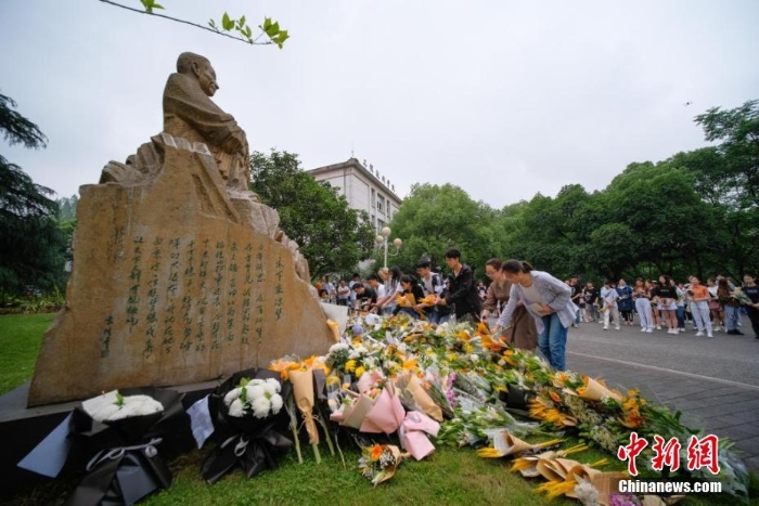 重慶西南大學(xué)師生在袁隆平雕像前獻(xiàn)花哀悼