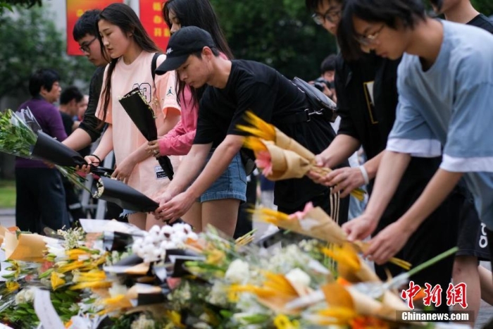 重慶西南大學(xué)師生在袁隆平雕像前獻(xiàn)花哀悼