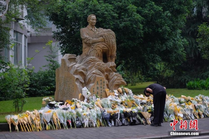 重慶西南大學(xué)師生在袁隆平雕像前獻(xiàn)花哀悼