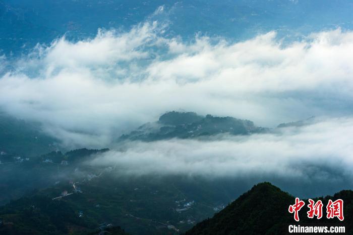 三峽庫區(qū)雨后云霧升騰?！±子?攝