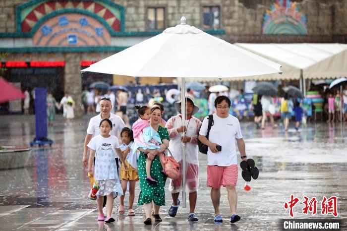 大傘底下好躲雨?！°蟛?攝