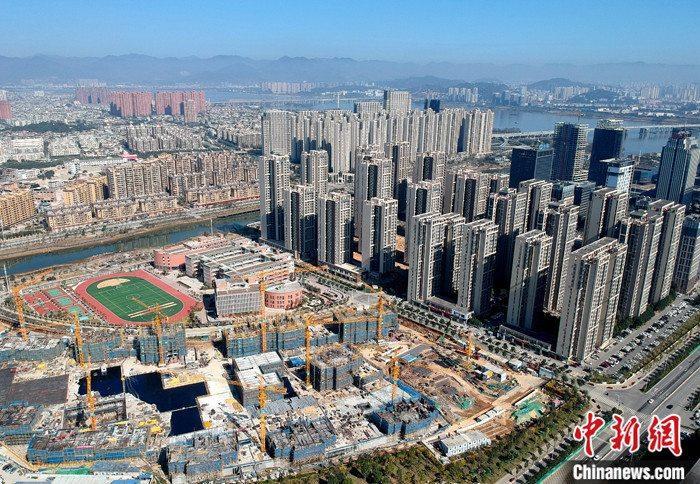 資料圖為航拍福州市閩江畔一處新建住宅。 <a target='_blank' href='http://www.chinanews.com/'>中新社</a>記者 呂明 攝