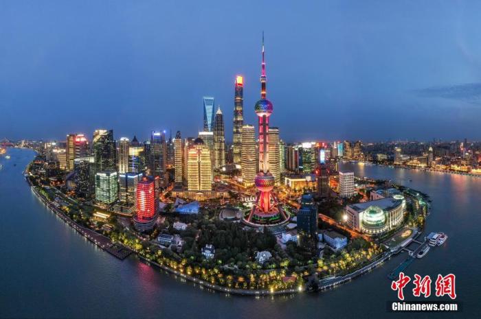 資料圖：航拍上海浦東陸家嘴夜景，燈火輝煌美不勝收。(無(wú)人機(jī)照片) <a target='_blank' href='http://www.chinanews.com/'>中新社</a>記者 張亨偉 攝