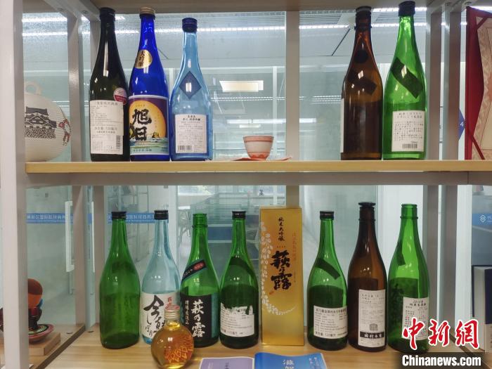 荻野大辦公室展示的日本清酒?！√菩∏?攝