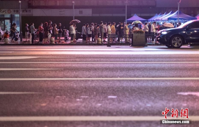 直擊夜幕下的南京街頭核酸檢測(cè)點(diǎn)