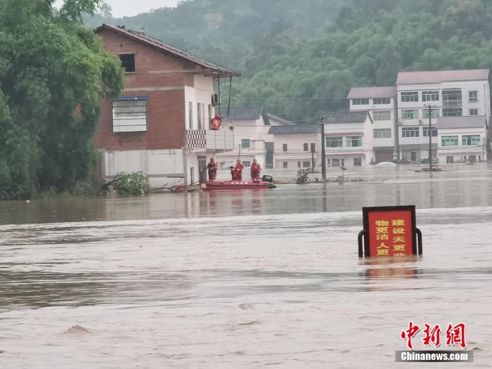 四川達(dá)州遭暴雨襲擊 救援人員緊急轉(zhuǎn)移被困民眾