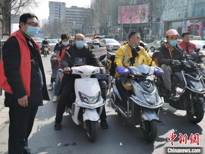 資料圖：鄭州街頭騎電動自行車的市民?！⊥醯欠?攝