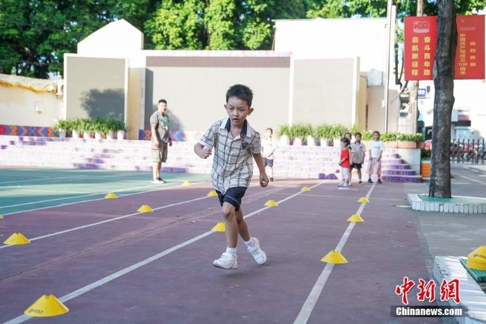 開學第一天 廣西南寧小學生參加課后興趣班