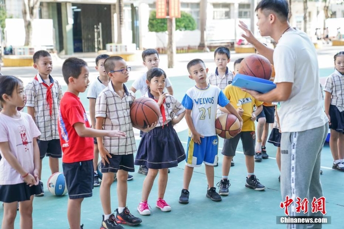 開學第一天 廣西南寧小學生參加課后興趣班