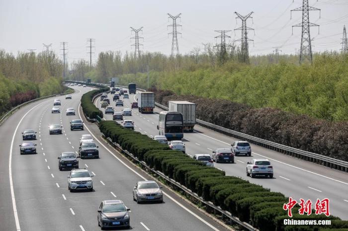 4月5日，江蘇淮安，位于該市境內(nèi)的長深高速路段上，迎來清明小長假返程車流高峰，過往車輛川流不息。 圖片來源：視覺中國