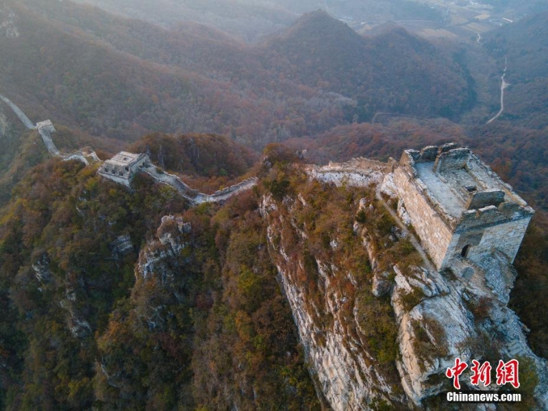 航拍箭扣長城深秋風光 層林盡染滿山紅