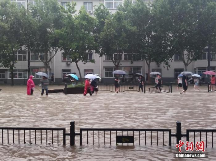 資料圖：持續(xù)強降雨導(dǎo)致鄭州部分街道積水嚴(yán)重。<a target='_blank' href='http://www.chinanews.com/'>中新社</a>記者 闞力 攝 