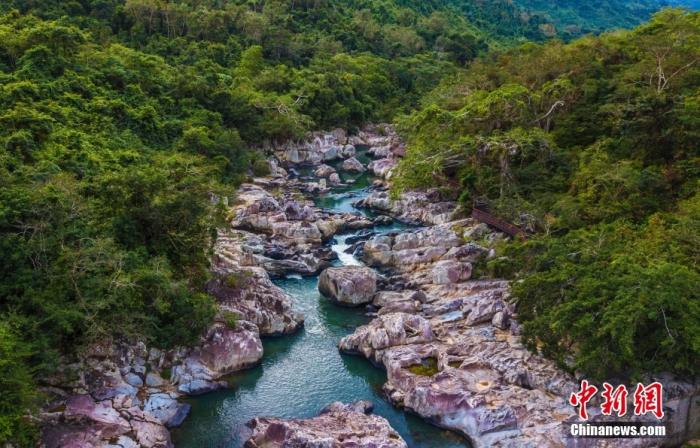 航拍海南呀諾達(dá)熱帶雨林景區(qū)，鳥瞰秀美山水、廣袤雨林。中新社記者 駱云飛 攝