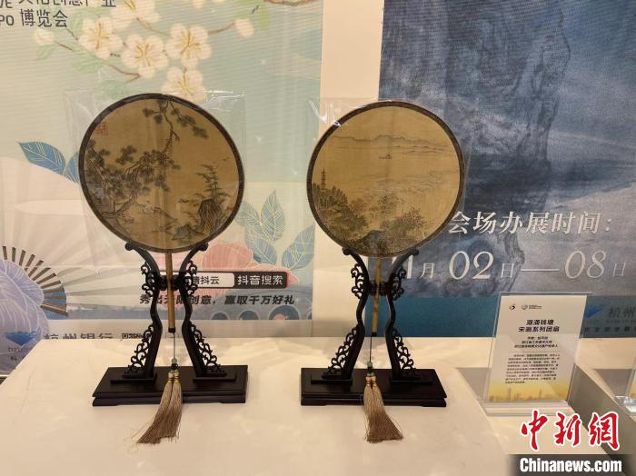 開幕式現(xiàn)場進(jìn)行的部分文創(chuàng)產(chǎn)品展示?！⊥τ?攝