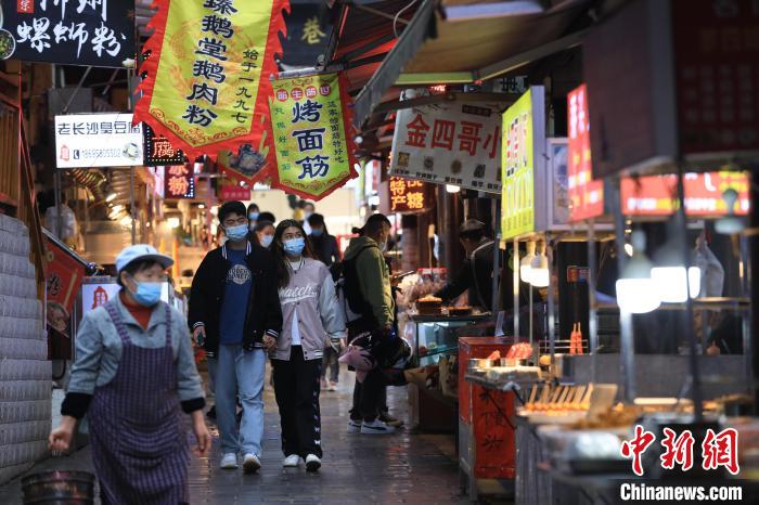 11月5日，市民在撈沙巷內(nèi)選擇小吃?！■暮陚?攝