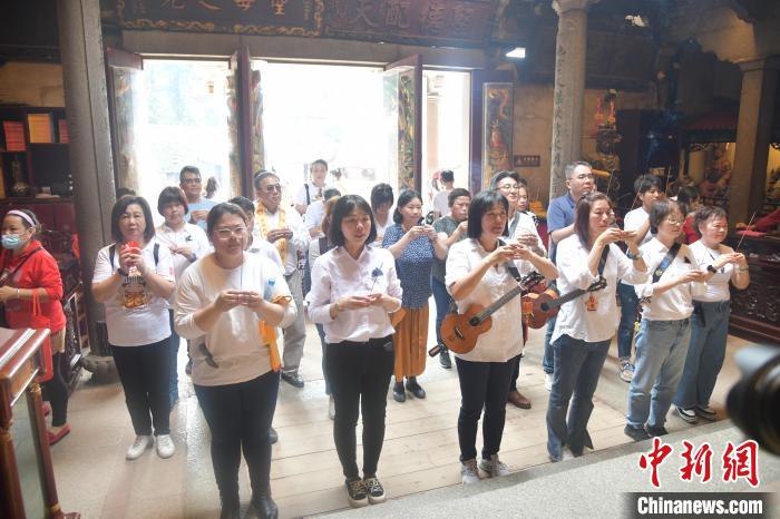 11月7日，湄洲媽祖祖廟，兩岸媽祖人上香。　高亞成 攝