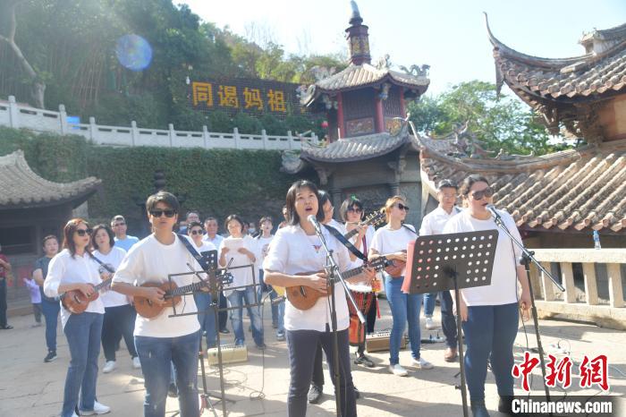 11月7日，湄洲媽祖祖廟前，兩岸媽祖人音樂快閃現(xiàn)場(chǎng)?！「邅喅?攝