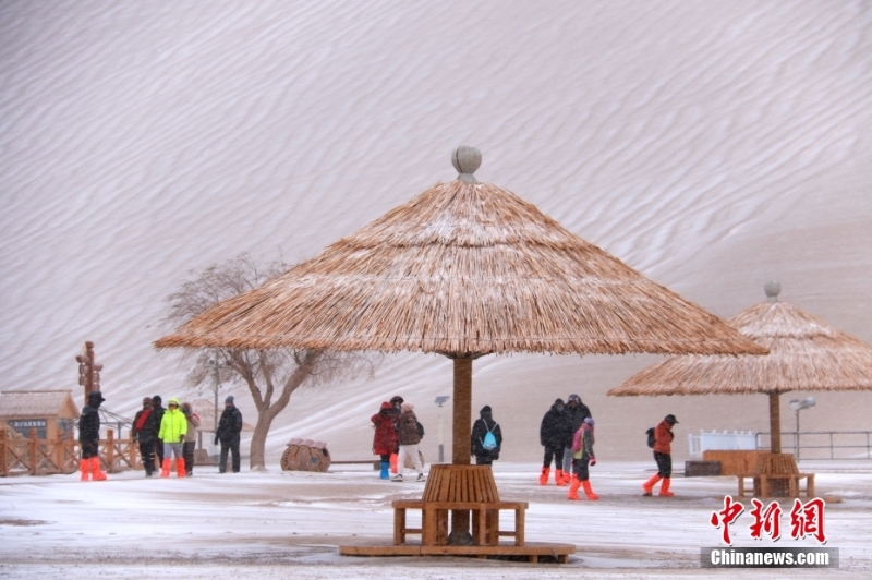 甘肅敦煌：雪潤(rùn)大漠景如畫(huà)