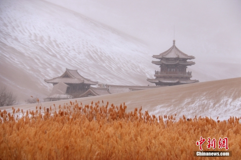 甘肅敦煌：雪潤(rùn)大漠景如畫(huà)