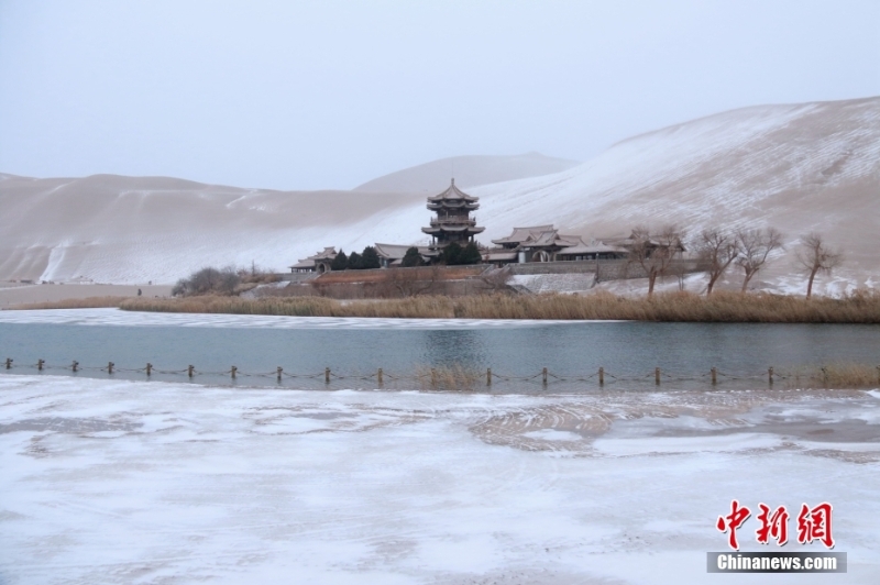 甘肅敦煌：雪潤(rùn)大漠景如畫(huà)