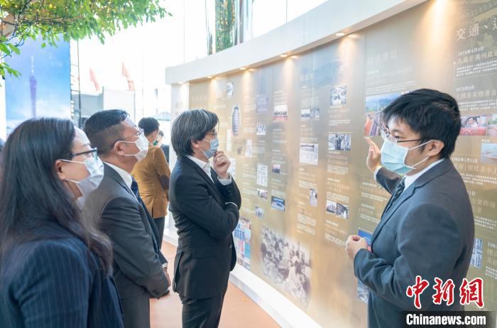 “同舟共濟 志同道合”港穗雙城圖片展覽在香港交易廣場開幕，圖為香港嘉賓觀看展覽?！∠愀鄣胤街局行墓﹫D