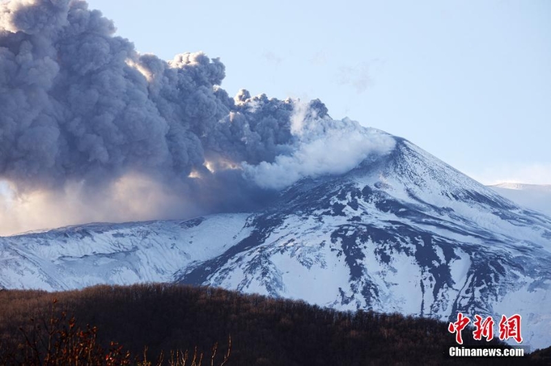 意大利埃特納火山噴發(fā) 濃煙滾滾直沖云霄