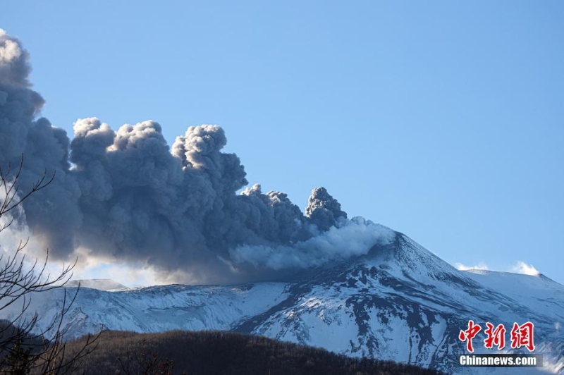 意大利埃特納火山噴發(fā) 濃煙滾滾直沖云霄