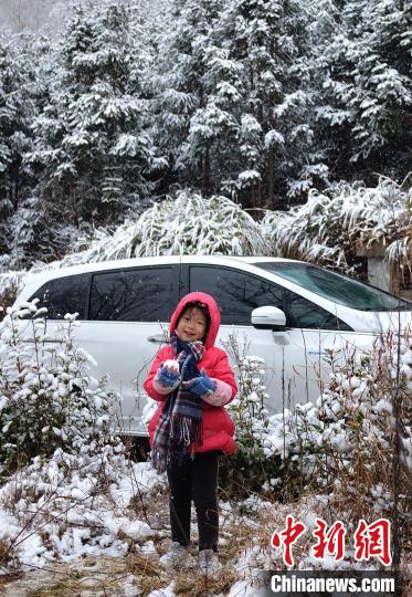 圖為：浙江金華一名小朋友在山林中玩雪。　張賽(通訊員) 攝