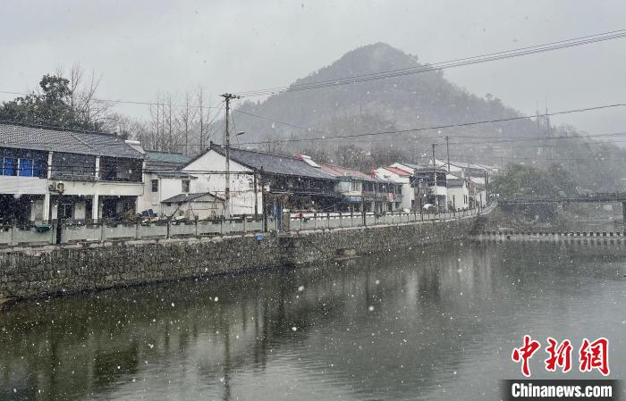 圖為：寧波四明山雪花飄落?！”R皖娜(通訊員) 攝