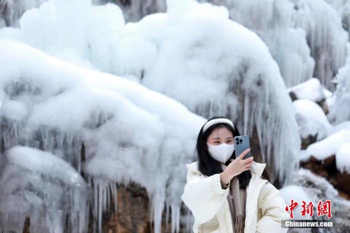 2022年1月3日，元旦假期，河南省北部的世界地質(zhì)公園云臺(tái)山內(nèi)冰瀑冰掛景觀吸引游人。 <a target='_blank' href='/'>中新社</a>發(fā) 石光明 攝 圖片來源：CNSPHOTO