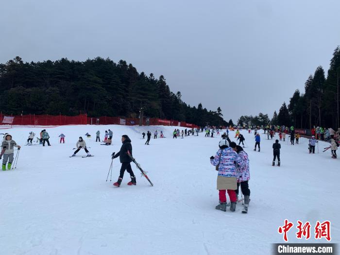 圖為江西明月山滑雪場內(nèi)游客正在學(xué)習(xí)、練習(xí)滑雪。　李韻涵 攝