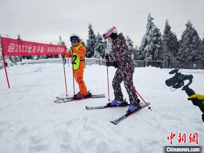 圖為一名游客正在教練的指導(dǎo)下學(xué)習(xí)滑雪?！±铐嵑?攝