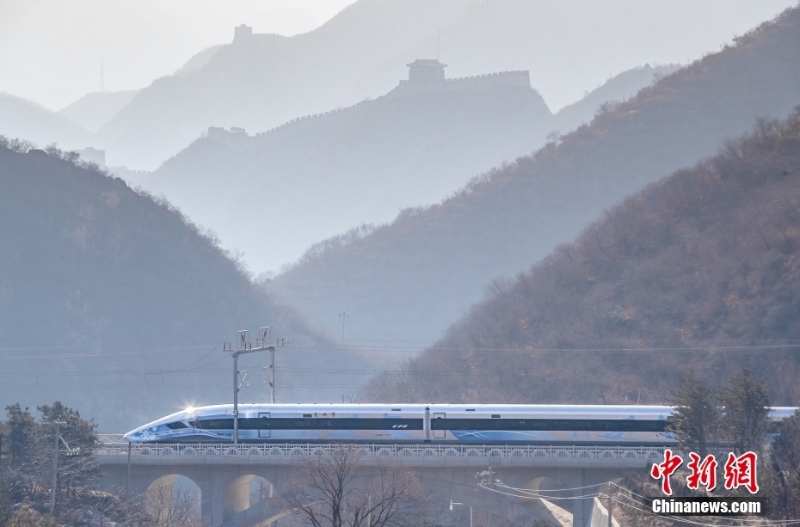 奧運(yùn)版復(fù)興號(hào)智能動(dòng)車(chē)組在京張高鐵上線