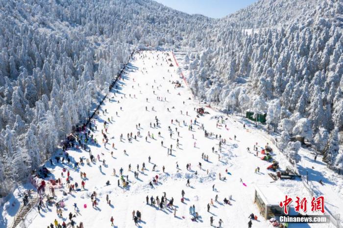 圖為無人機(jī)航拍眾多游客在滑雪。 祝興勇 攝