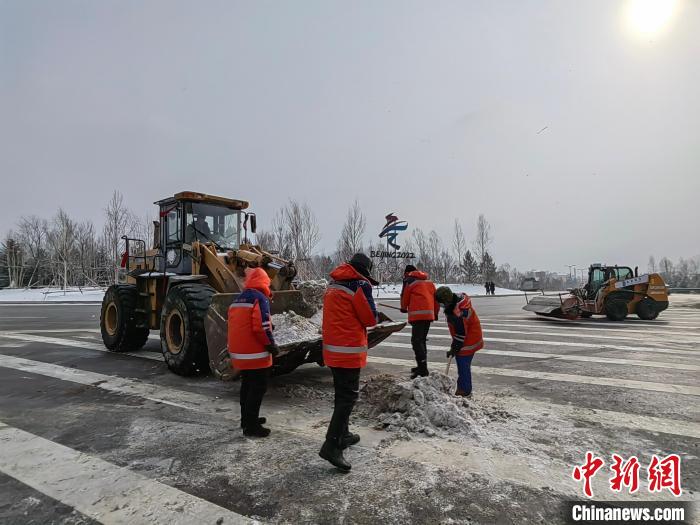 工作人員在張家口賽區(qū)冬奧核心區(qū)開(kāi)展除雪作業(yè)。　崇禮區(qū)委宣傳部供圖