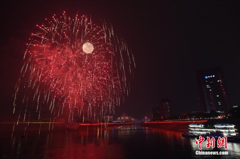 湖北宜昌元宵焰火絢麗多彩