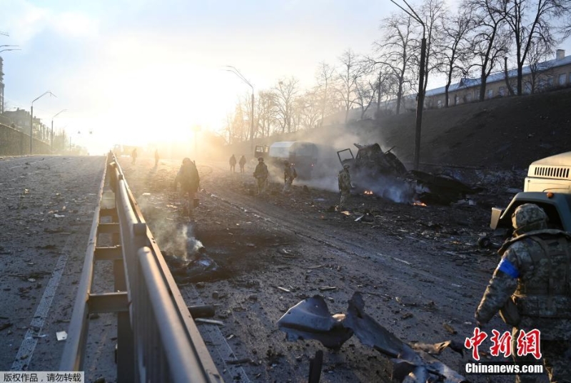 烏克蘭軍隊(duì)基輔街頭遭遇俄羅斯突襲小組 交火后地面一片狼籍