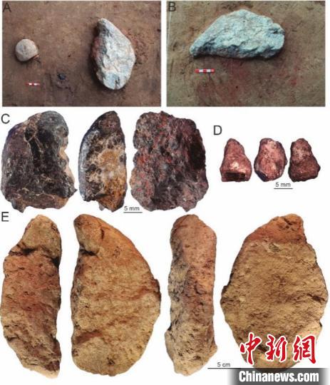 赤鐵礦加工相關(guān)遺跡(紅色染色區(qū))與遺物。　研究團隊 供圖