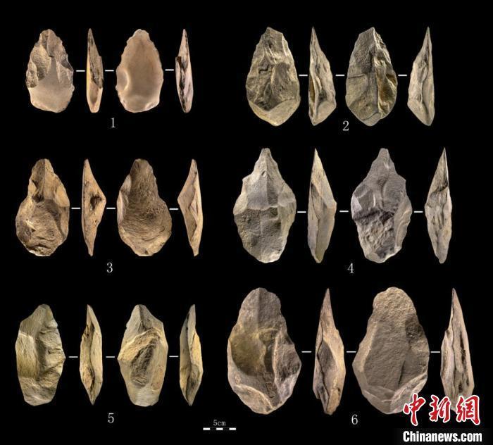 皮洛遺址出土的手斧、薄刃斧 四川省文物考古研究院供圖