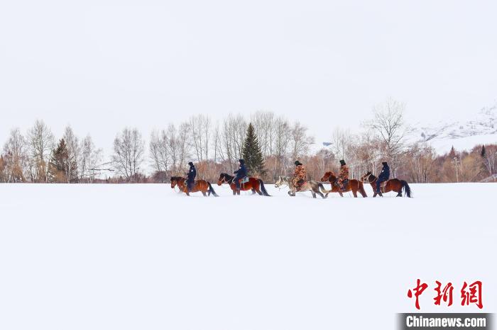 民警和護(hù)邊員騎馬穿越雪海?！±钽戵K 攝